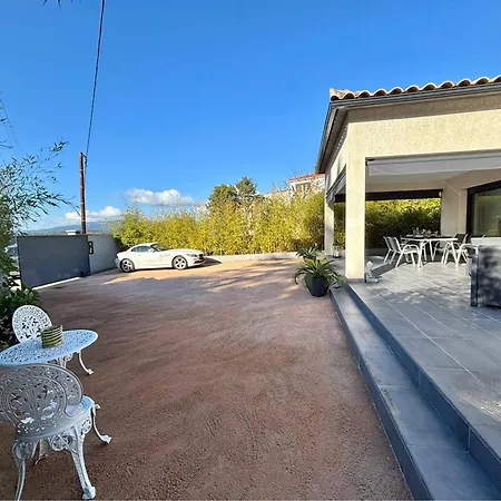 Villa Climatisee 3 Pieces Avec Terrasse - A 5 Min De La Et Du Centre De - Fr-1-61-496 *
